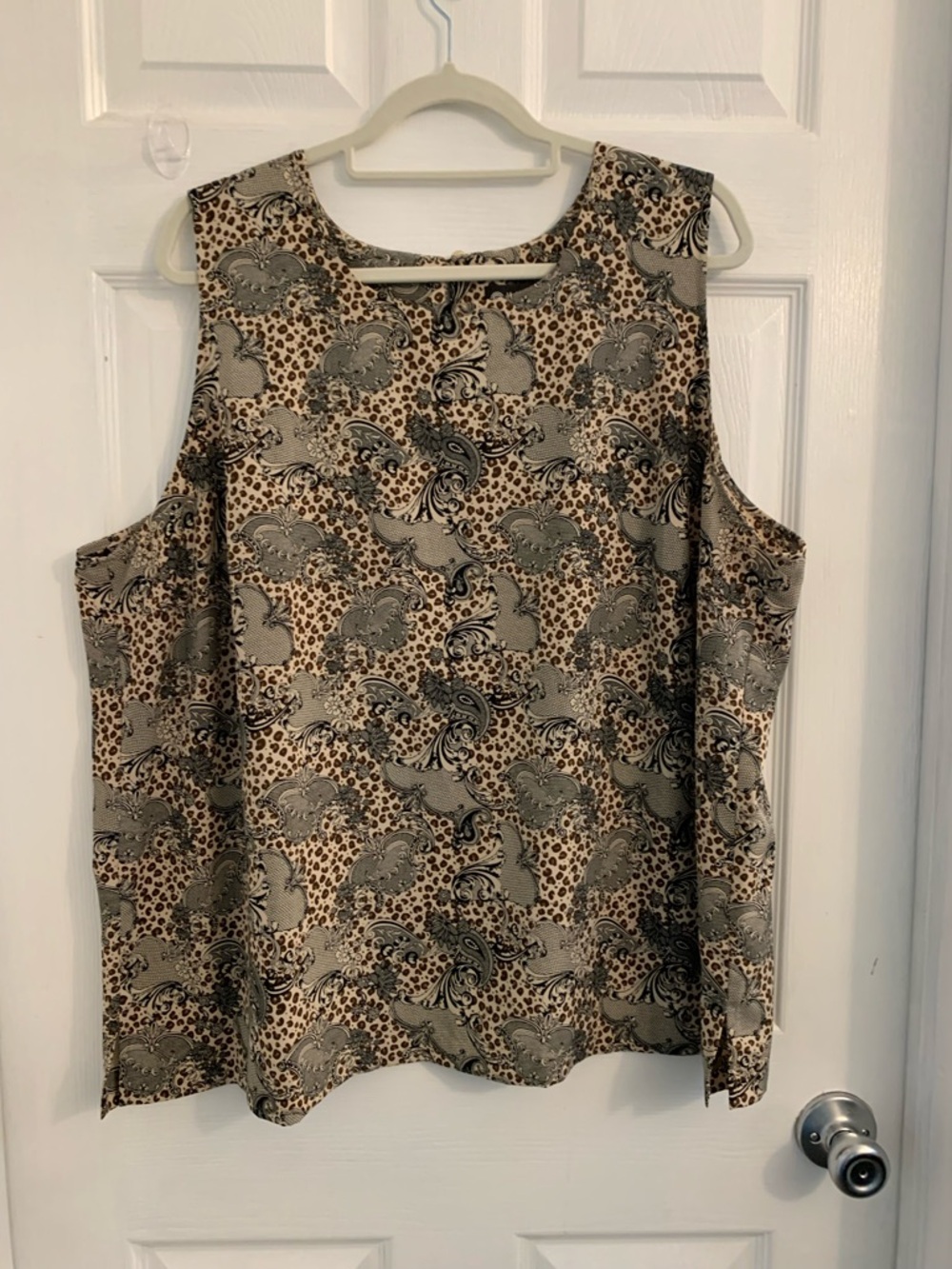 Maggie Barnes Women’s plus Beige and Black Paisley-Animal Tank. Size 24W $10
